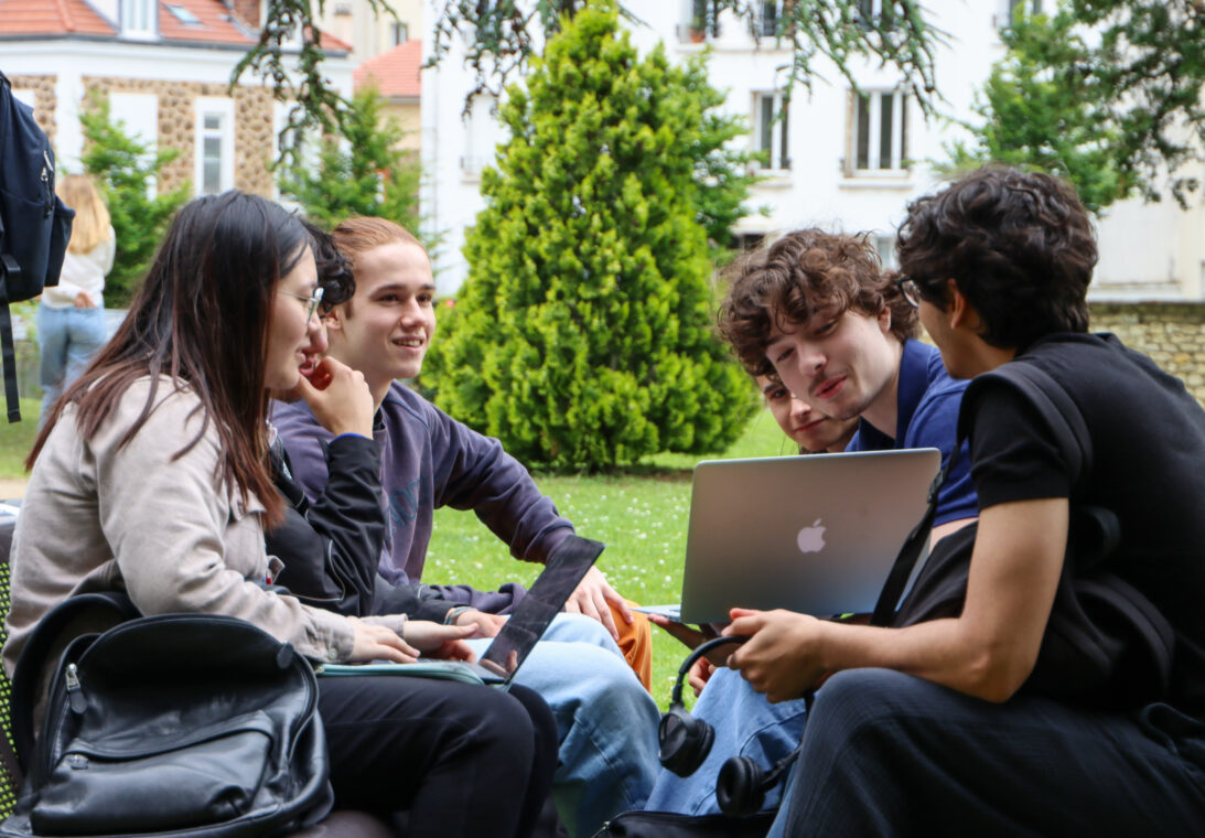 Pédagogie par projet à l’Isep : des étudiants travaillent en équipe sur des projets numériques concrets, alliant innovation, expertise technique et engagement humain.