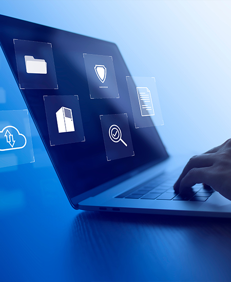 Illustration numérique de la cybersécurité et des systèmes d’information avec des icônes de cloud, cadenas, données et serveurs flottant devant un ordinateur portable.