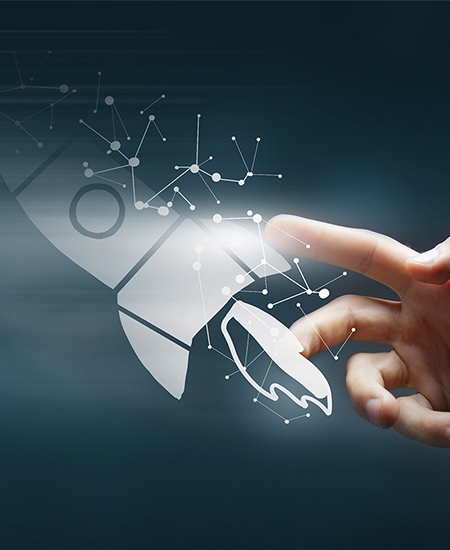 ancement de startup symbolisé par une fusée digitale et une main tendue.