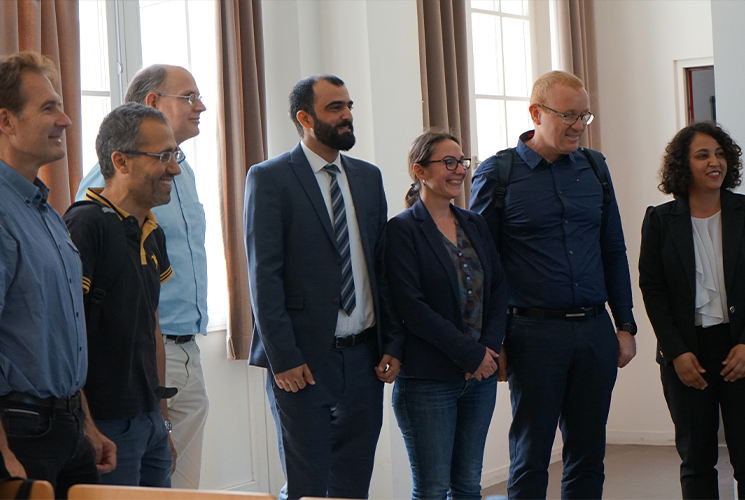 Muhammad Fahimullah en costume aux côtés des membres du jury lors de sa soutenance de thèse à l’Isep sur la gestion des ressources dans les infrastructures numériques.