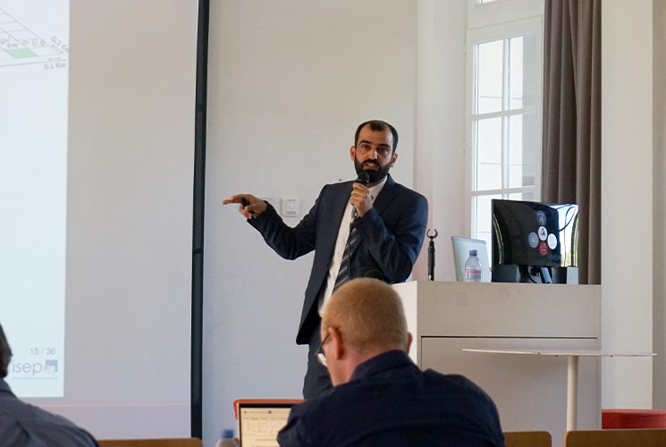 Muhammad Fahimullah présentant ses travaux de recherche lors de la soutenance de sa thèse à l’Isep, sur la gestion des ressources dans les infrastructures numériques.