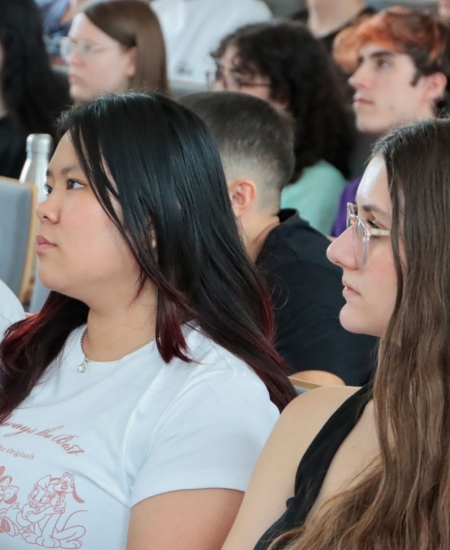 Étudiantes et étudiants en Bachelor à l’Isep, engagés dans un projet numérique en équipe. Une formation professionnalisante en informatique, alliant innovation, accompagnement personnalisé et numérique responsable.