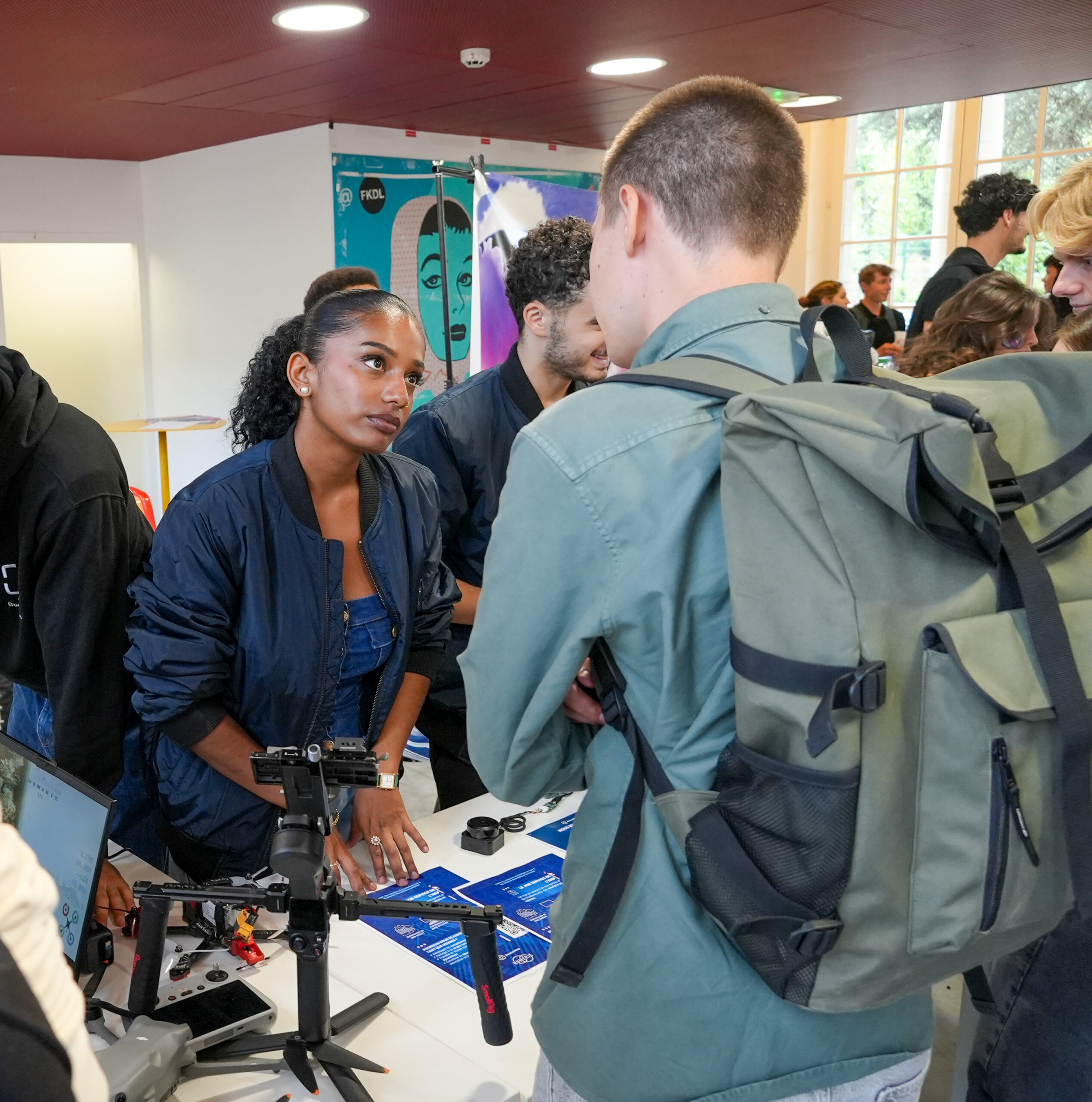 Étudiantes et étudiants échangeant lors d’une Journée portes ouvertes de l’Isep