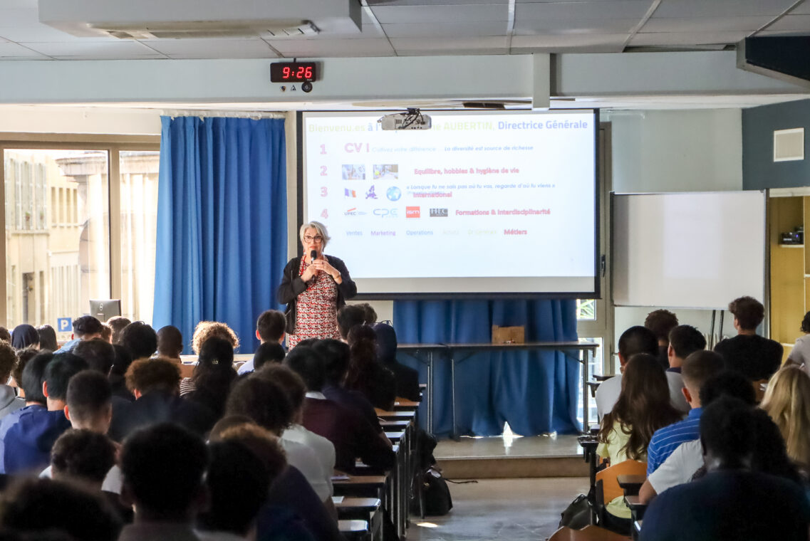 Aline Aubertin accueil les étudiants de l'Isep